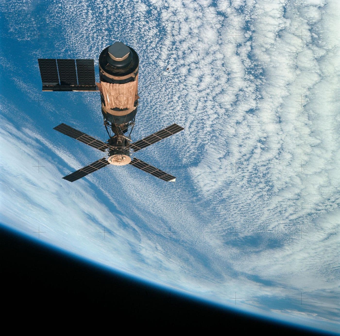 Stanice Skylab na oběžné dráze Země, vyfotografovaná posádkou poslední expedice Skylab 4 (NASA).