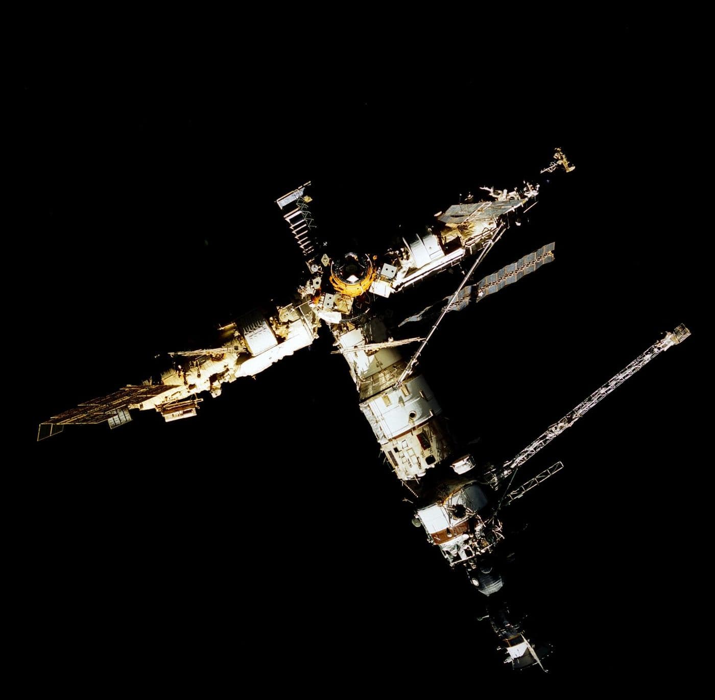 Ruská kosmická stanice Mir na oběžné dráze, vyfotografovaná z raketoplánu Atlantis při misi STS-76 (NASA).