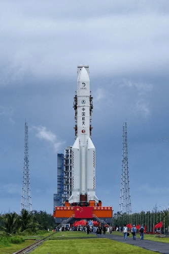 Chang’e 7 and its Long March 5 launcher during vertical transfer at Wenchang